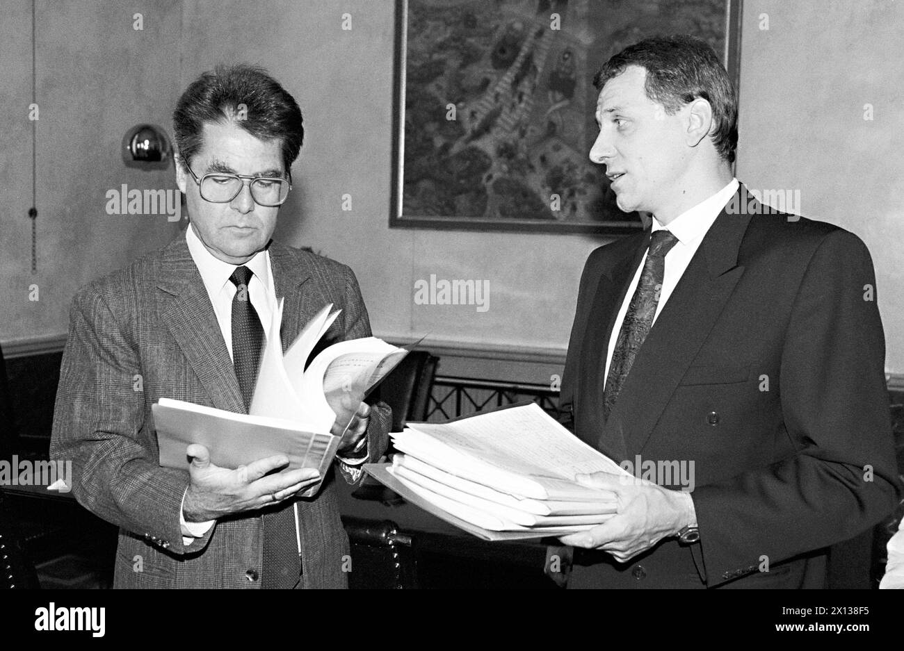 Vienna on September 6th 1991: Peter Tyran (r.), president of the Federation of Croation Unions in Austria, hands over a petition with 10.000 signatures for immediate acception of Croatia to President of Parliament, Heinz Fischer (l.) - 19910906 PD0002 - Rechteinfo: Rights Managed (RM) Stock Photo