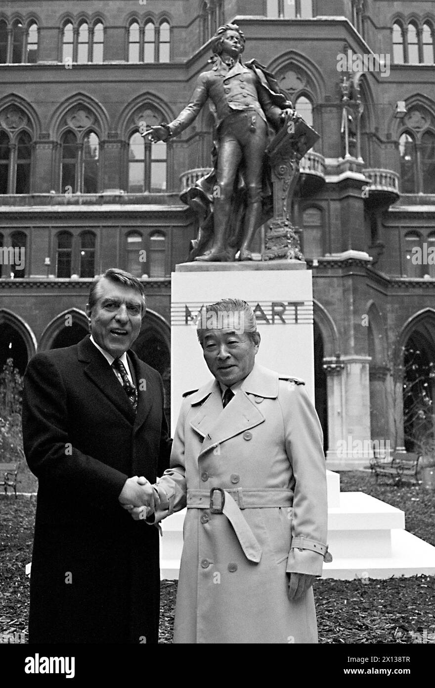 A replication of the Mozart Memorial fromVienna will be transferred to Tokio to be put up in a new concert hall in the twin district of Vienna-Floridsdorf - Katsushika-ku. In the picture: Viennes mayor Helmut Zilk (SPOE) (left) and the Japanese embassador to Austria Kazutoshi Hasegawa (r) in front of the replication on December 3rd 1991. - 19911203 PD0007 - Rechteinfo: Rights Managed (RM) Stock Photo