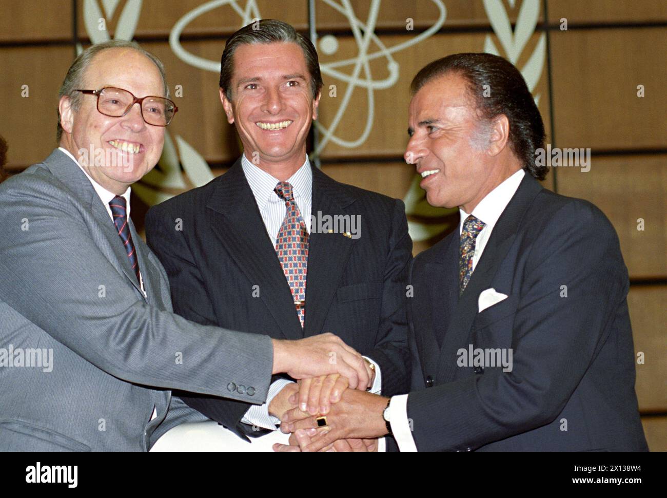 On 13 December 1991 a control treaty about the peaceful use of the nuclear energy in Argentina and Brazil was signed in the UNO city in Vienna in presence of the heads of state Carlos Menem (Argentina) and Fernando Collor de Mello (Brazil) and of the ambassadors of both countries. Picture: (f. l. t. r.) IAEA (International Atomic Energy Agency) general manager Dr. Hans Blix, Brazilian president Fernando Collor de Mello and Argentinian president of Carlo Menem. - 19911213 PD0002 - Rechteinfo: Rights Managed (RM) Stock Photo