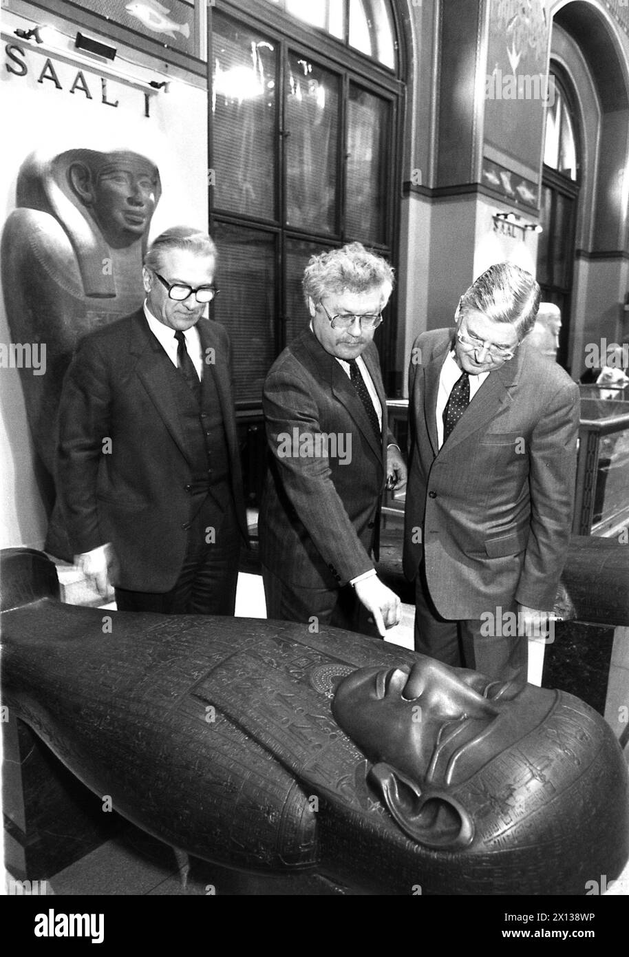 On December 9th 1991 the works of art of the Egyptian-Oriental Collection of the Art historical Museum Vienna are presented again after 100 years. In the picture: Walter Wolfsberger (Siemens), General directior of the Museum Wilfried Seipel, and Josef Simbrunner. - 19911209 PD0008 - Rechteinfo: Rights Managed (RM) Stock Photo
