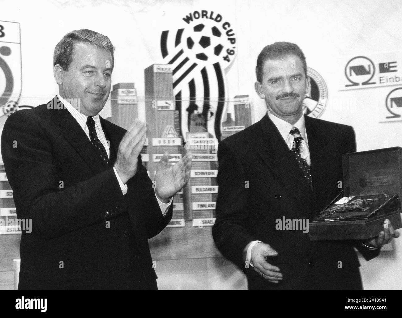 On 24 March 1992 Herbert Prohaska, soccer coach of the team Austria, was awarded with the 'Soccer-Roman 1992'. Photo: Austria's Federal Chancellor Franz Vranitzky (l.) and Herbert Prohaska (r.) during the award ceremony. - 19920324 PD0002 - Rechteinfo: Rights Managed (RM) Stock Photo