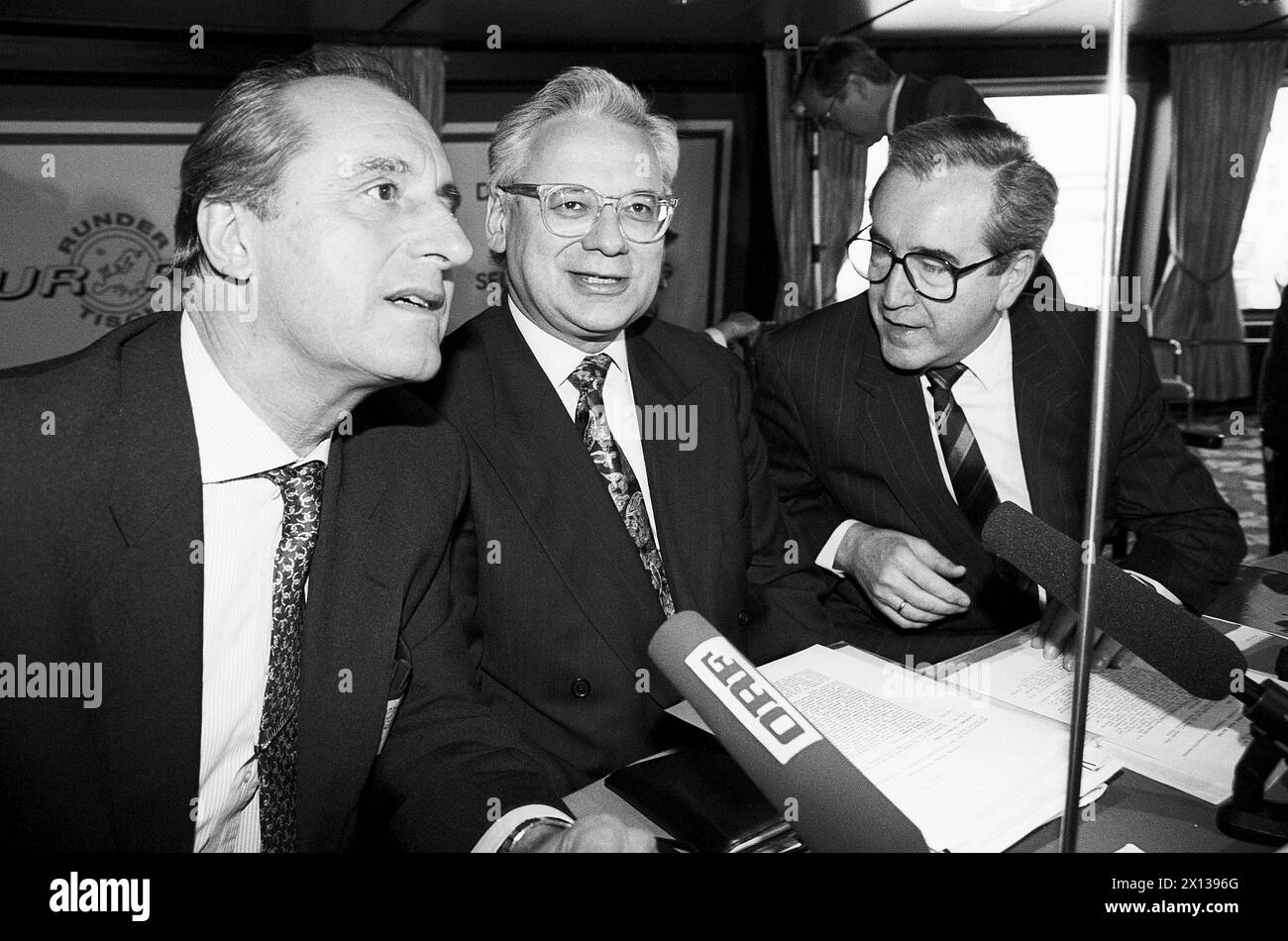 (l-r): Presidential candidate Thomas Klestil (secretary general of the Ministry for Foreign Affairs), Vice chancellor and head of Austria's People's Party (OEVP) Erhard Busek and foreign minister Alois Mock on April 14, 1992 at the opening of the conference 'Round table Europe' in Vienna. - 19920414 PD0006 - Rechteinfo: Rights Managed (RM) Stock Photo