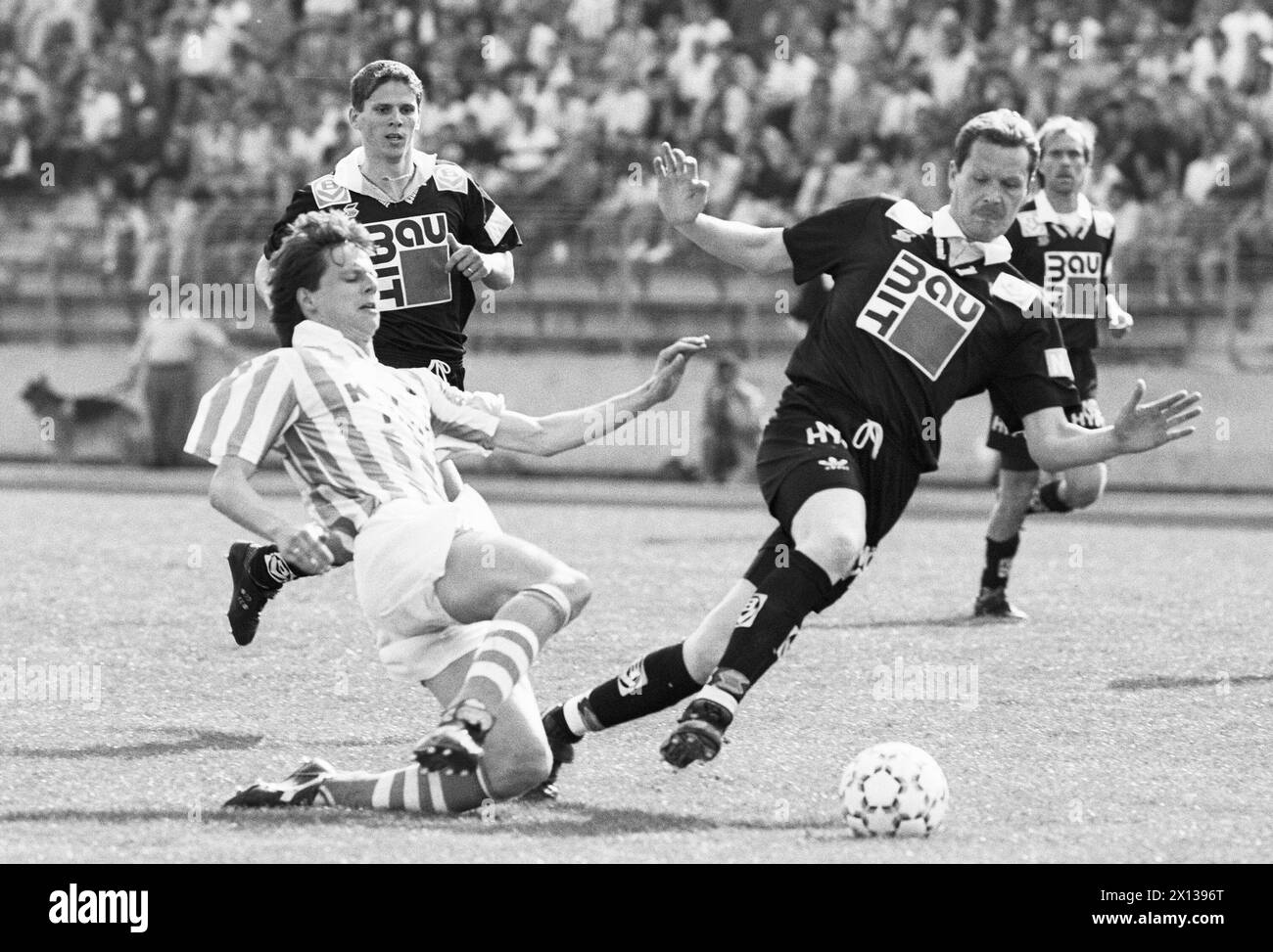 Austrian Soccer League, Play Off: Photo of April 25, 1992 shows Peter Schoettel of Rapid (l) and Dietmar Kuehbauer (r) during the game in Vienna. - 19920425 PD0004 - Rechteinfo: Rights Managed (RM) Stock Photo