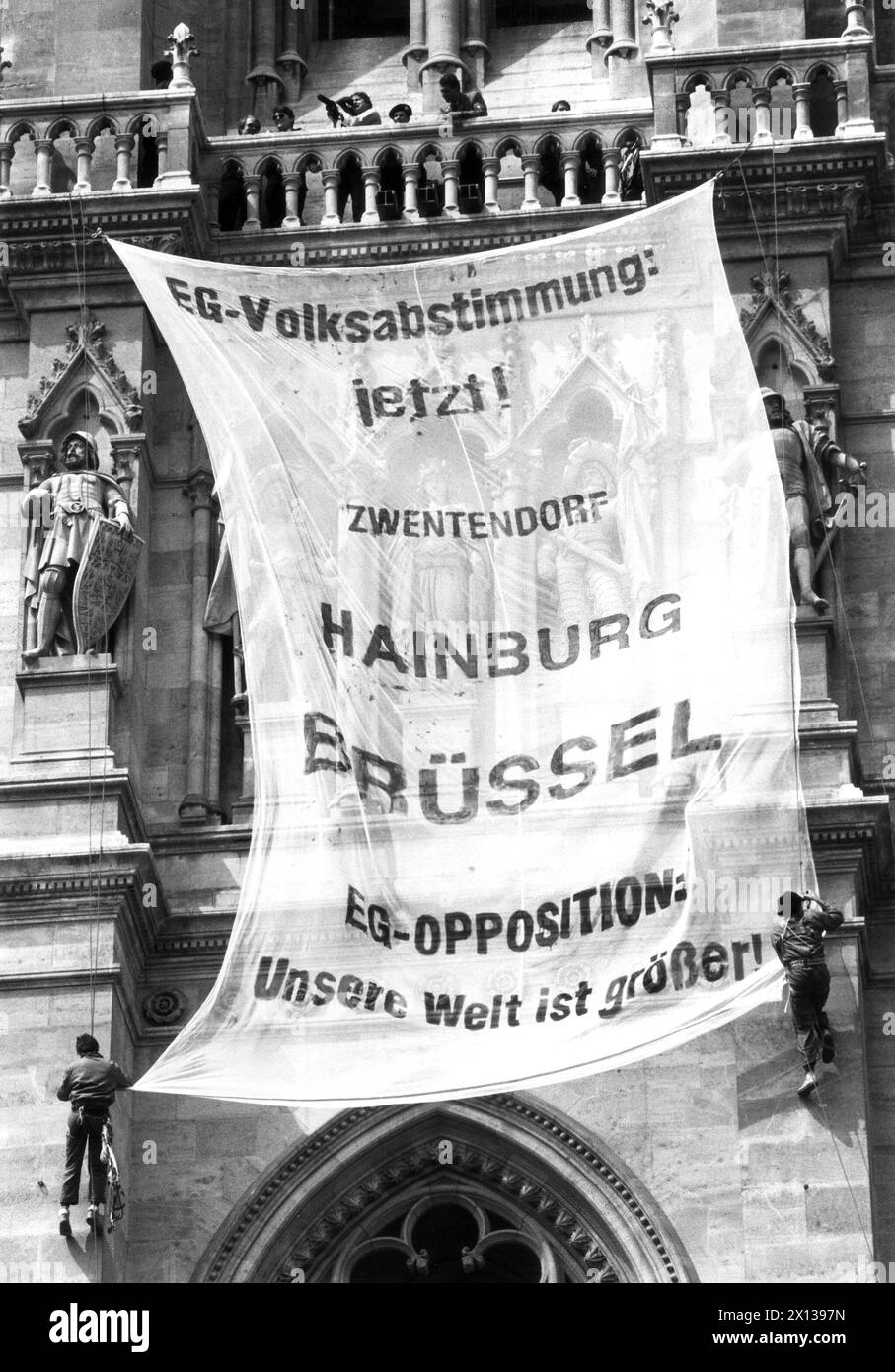 May-manifestation of the Viennese SPOE at town hall square. Photo: Cat burglars attached banner which was 25 meters high. The title was 'EG-plebiscite now - Zwentendorf, Hainburg, Brussels - EG-oppostion - our world is bigger'. - 19920501 PD0014 - Rechteinfo: Rights Managed (RM) Stock Photo