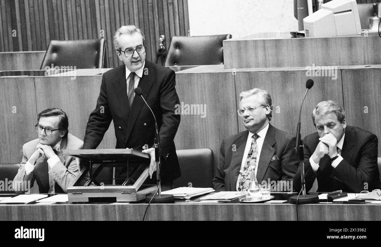 Wolfgang Schüssel (L), foreign secretary Alois Mock (2.L), vice chancellor Erhard Busek (2.R) and federal chancellor Franz Vranitzky (R)on the 12.05.1992 in the Viennese parliament. - 19920512 PD0004 - Rechteinfo: Rights Managed (RM) Stock Photo