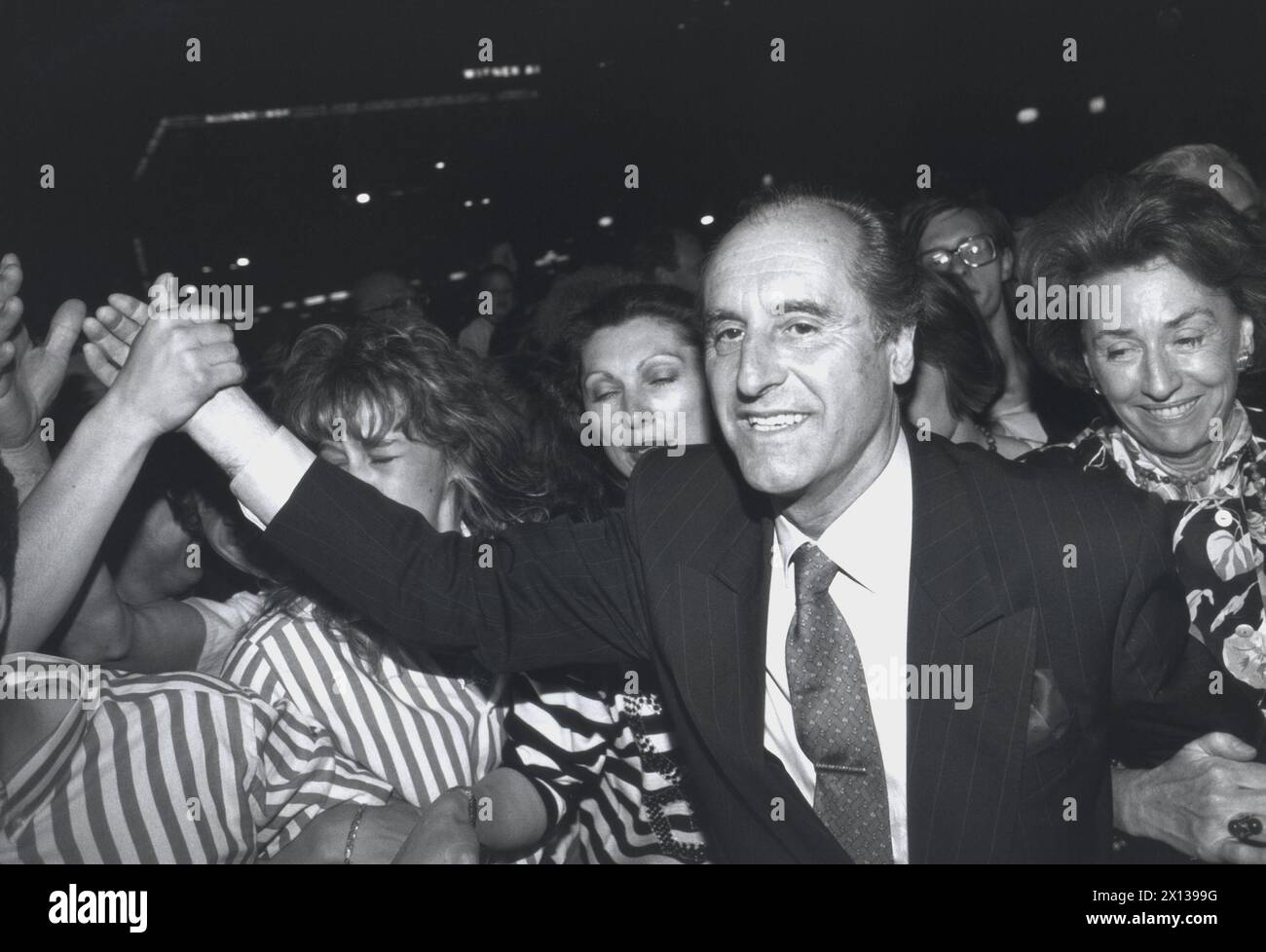 Vienna on 24 May 1992: Thomas Klestil won the Federal President second ballot. Photo: Thomas Klestil and Edith Klestil were cordially received of a crowd of people in front of the OEVP centre. - 19920524 PD0012 - Rechteinfo: Rights Managed (RM) Stock Photo