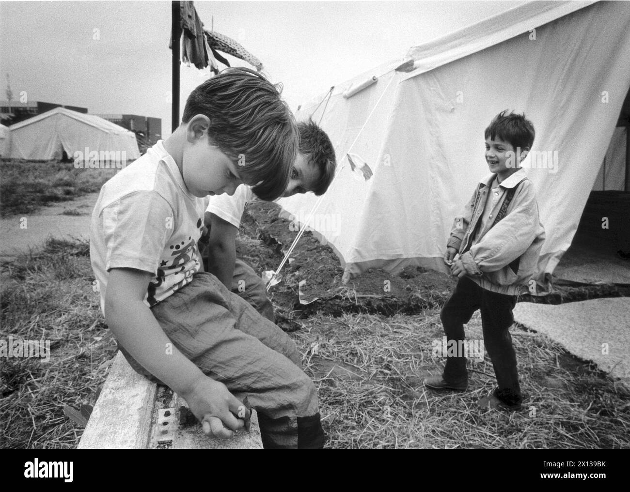 Refugee camp for refugees from Yugoslavia in Wien-Donaustadt;  constituted by 'Rotes Kreuz' (aid-organization) in communication with Vienna-City on 02 June 1992. - 19920602 PD0004 - Rechteinfo: Rights Managed (RM) Stock Photo