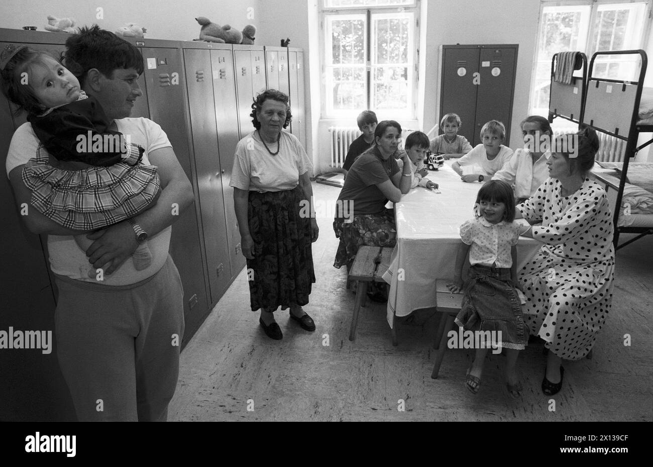 A family of bosnian refugees on 16.06.1992 at the Prinz-Eugen-Barracks in Stockerau. - 19920616 PD0003 - Rechteinfo: Rights Managed (RM) Stock Photo