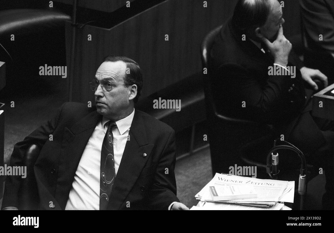 The chairmen of the SPOE, Willi Fuhrmann (l.) and of the OEVP, Heinrich Neisser (r.) during an election in the parlament on 25. June 1992. - 19920625 PD0008 - Rechteinfo: Rights Managed (RM) Stock Photo