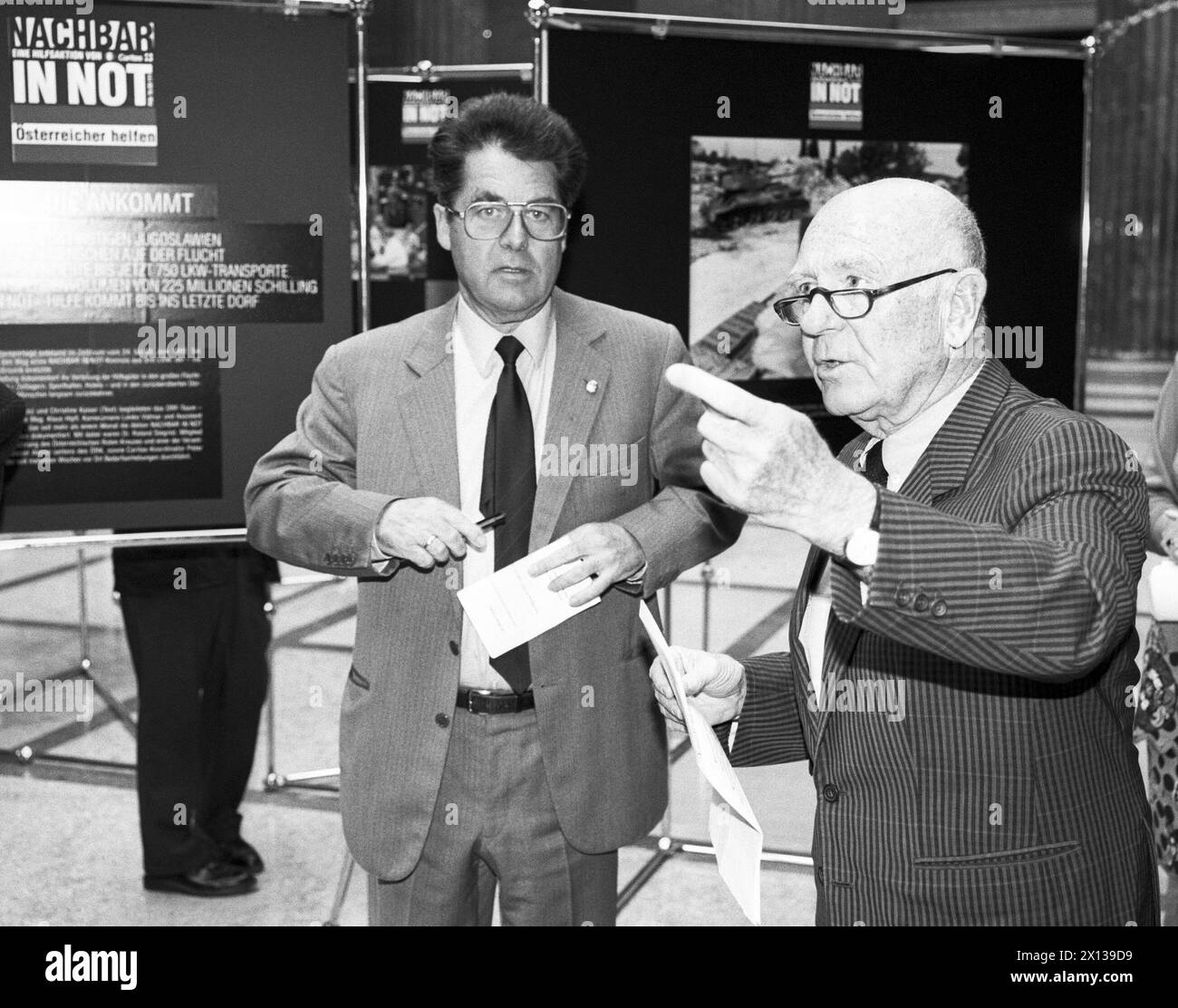 The president of the national assembly Heinz Fischer (l.) and the director of the ORF Gerd Bacher (r.) presented a documentation of the action 'Nachbar in Not' (an aid-organisation) in the hall of the parlament on 9. July 1992. - 19920709 PD0002 - Rechteinfo: Rights Managed (RM) Stock Photo