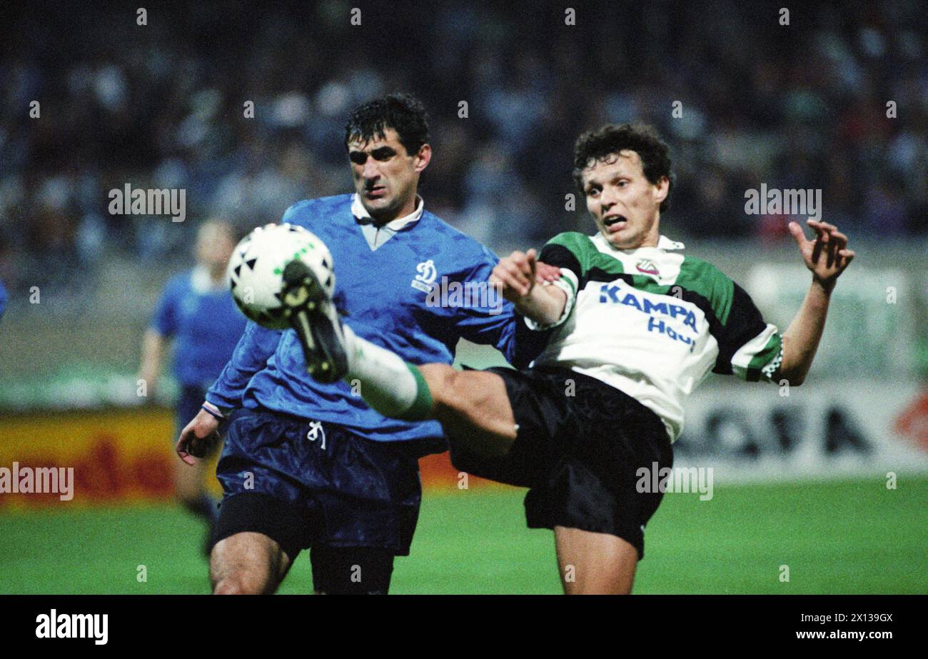 UEFA-Cup: Rapid Vienna vs Dynamo Kiew at the Hanappi stadium in Vienna on 30.09.1992. Akhrik Tsveiba (L, Dynamo) at a duel with Stanislav Griga (R, Rapid) - 19920930 PD0005 - Rechteinfo: Rights Managed (RM) Stock Photo