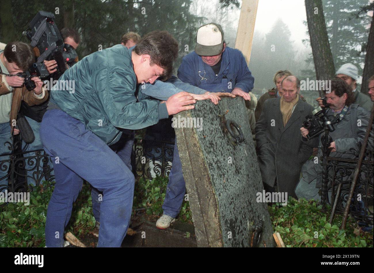 Die Öffnung der Gruft am Friedhof des Zisterzienserstiftes Heiligenkreuz in Niederösterreich brachte am 22. Dezember 1992 Klarheit in die bekannt gewordene Affäre um den Diebstahl der sterblichen Überreste von Mary Vetsera: 'Der Sarg ist weg', bestätigte der Heiligenkreuzer Abt Gerhard Hradil, nachdem Steinmetze die dreigeteilte Gruftplatte abgehoben hatten. - 19921222 PD0013 - Rechteinfo: Rights Managed (RM) Stock Photo