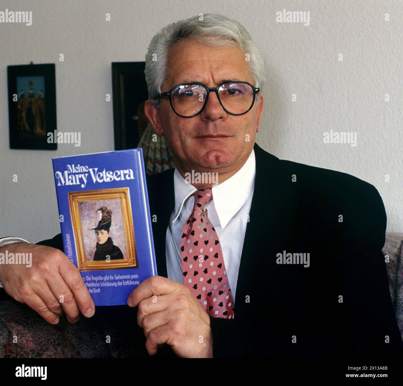 Helmut Flatzelsteiner with his book 'My Mary Vetsera'. The book was published on April 12th 1993. - 19930412 PD0001 - Rechteinfo: Rights Managed (RM) Stock Photo