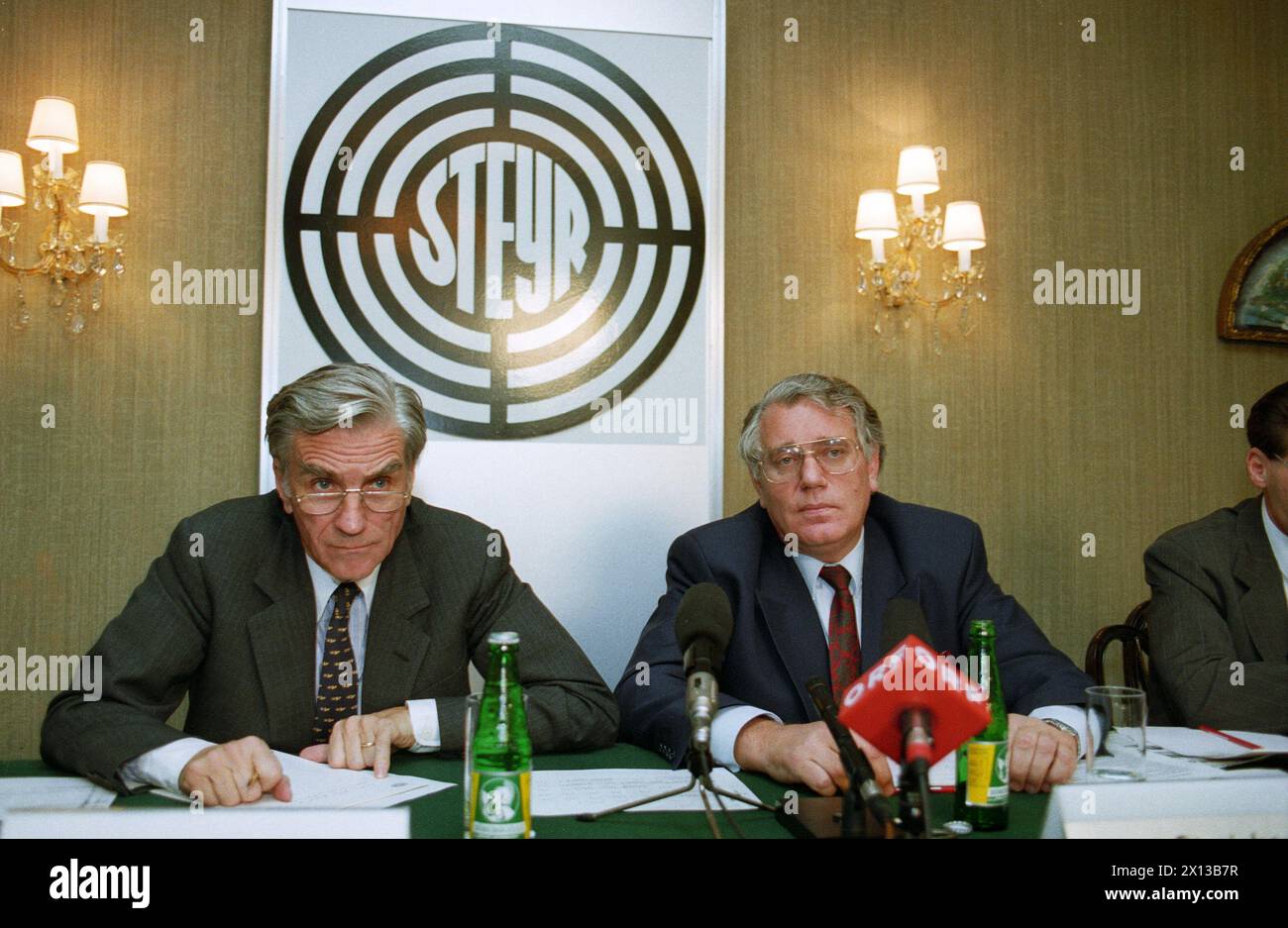 Chief executive officer of Creditanstalt, Guido Schmidt-Chiari (l.), and chief executive officer of steyr, Rudolf Streicher, during a press conference of Steyr-Daimler-Puch AG on 22 October 1993, concerning the new Jeep Cherokee. - 19931022 PD0002 - Rechteinfo: Rights Managed (RM) Stock Photo