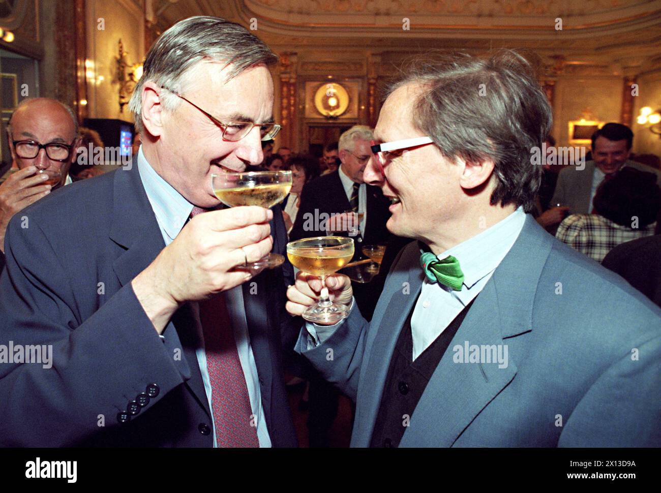 Engelbert Wenckheim, head of Austrian brewery Ottakringer and Economy Minister Wolfgang Schüssel (r.) celebrate the positive outcome of Austria's EU referendum in the House of Industry in Vienna on June 12th 1994. - 19940612 PD0074 - Rechteinfo: Rights Managed (RM) Stock Photo