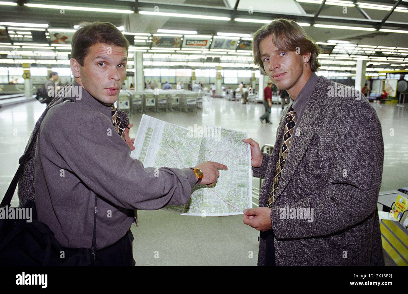 Soccer Champions League 1994 group D - AC Milan vs SV Salzburg in Milan: Salzburg players Mladen Mladenovic and Wolfgang Feiersinger (r.) arrive in Milan on Sept. 27th 1994. - 19940927 PD0005 - Rechteinfo: Rights Managed (RM) Stock Photo