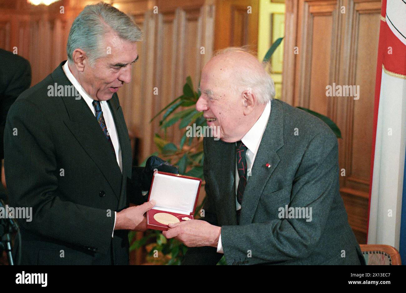 Viennese mayor (SPOE) Helmut Zilk (L) awarded the art historian Univ. Prof. Sir Dr. Ernst Gombrich (R) a gold medal of honour of the federal capital Vienna. Captured on 27th of October 1994 at the Viennese city hall. - 19941027 PD0003 - Rechteinfo: Rights Managed (RM) Stock Photo