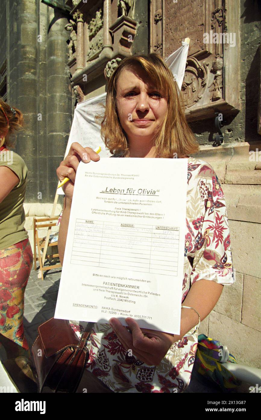 Vienna on August 2nd 1995: While cancer-suffered Olivia Pilhar is treated by doctors in Vienna General Hospital, sympathisants of 'healer' Ryke Gerd Hamer demonstrate in front of St. Stephan's Cathedral for alternative methods. In the picture: The mother of Olivia. - 19950802 PD0007 - Rechteinfo: Rights Managed (RM) Stock Photo