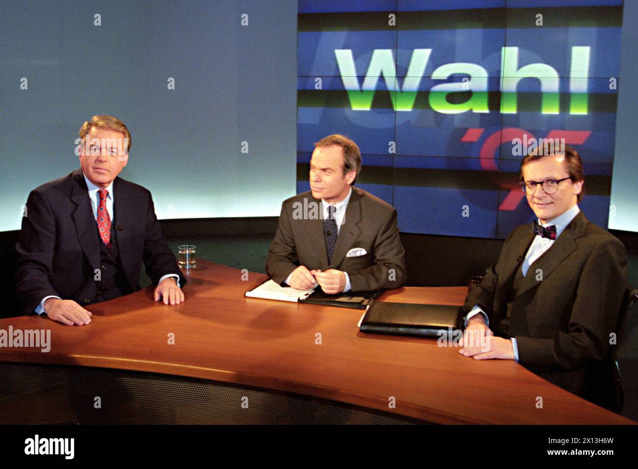 The confrontation on television before the parliamentary elections between Franz Vranitzky (l.) (SPOE/Social Democratic Party) and Wolfgang Schüssel (r.) (OEVP/ Austrian Peoples Party). Centre: TV-presenter Rudolf Nagiller. - 19951205 PD0006 - Rechteinfo: Rights Managed (RM) Stock Photo