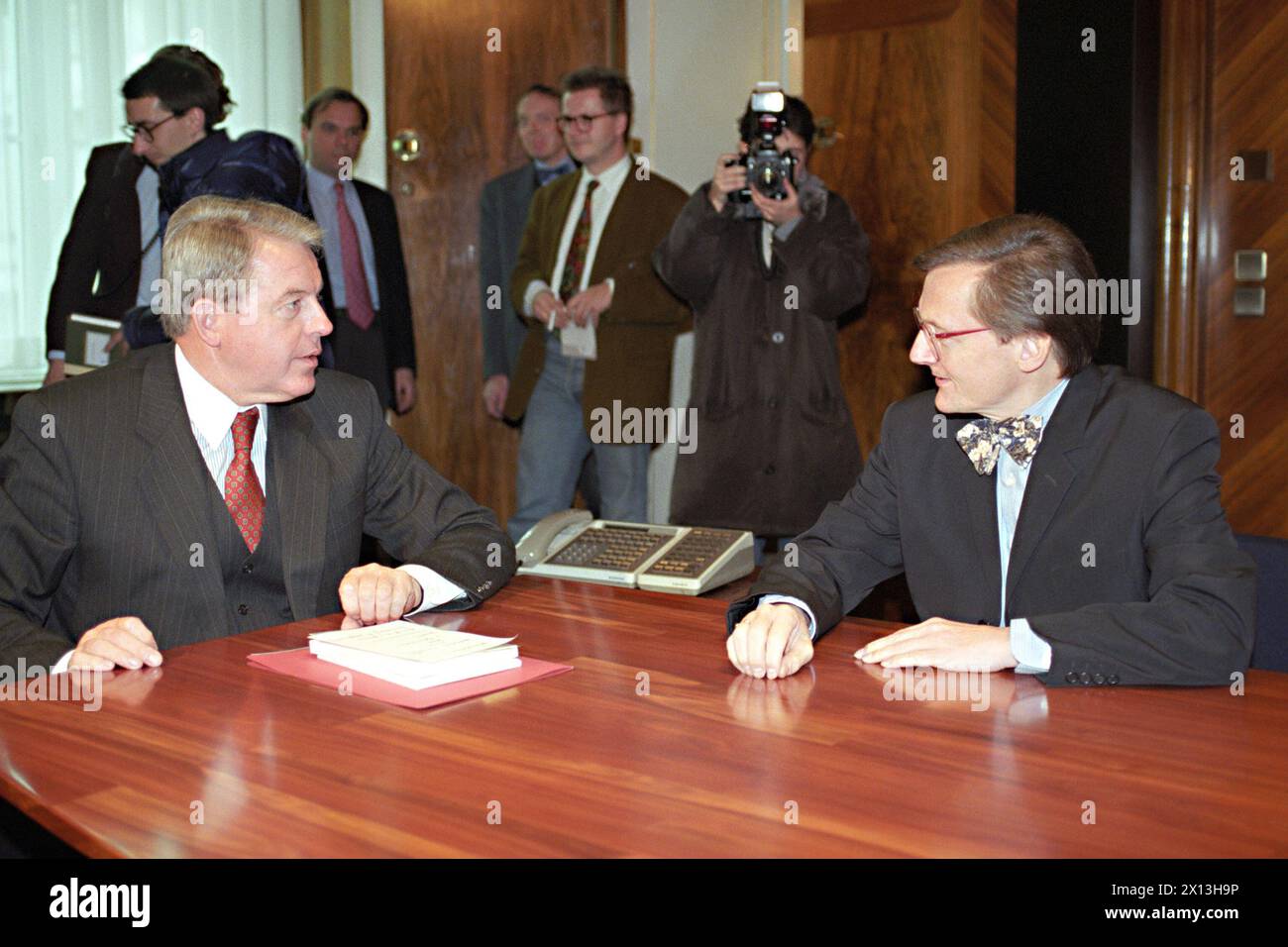 First coalition negotiations between Franz Vranitzky (l.) SPOE/ Social Democratic Party) and Wolfgang Schüssel (r.) (OEVP/ Austrian Peoples Party) in the AUstrian Federal Chancellory on Dec. 22nd 1995. - 19951222 PD0003 - Rechteinfo: Rights Managed (RM) Stock Photo