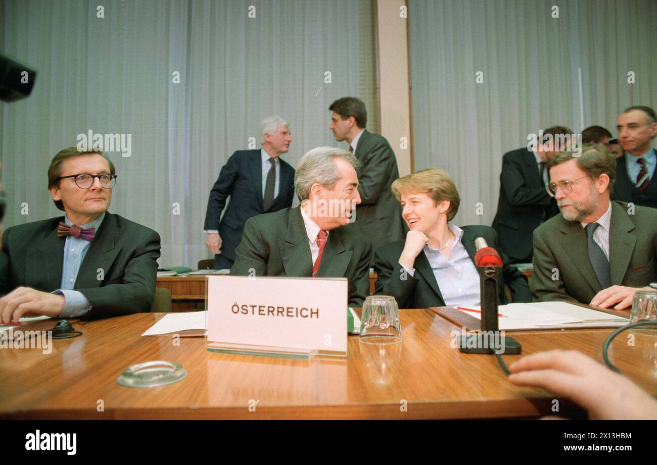 The negotation concerning the Austrian EU-membership starts on 29 January 1993 in Brussels. On picture (from left): Economy Minister Wolfgang Schuessel, Foreign Minister Alois Mock, European States Secretary Brigitte Ederer and ambassador Manfred Scheich. - 20050314 PD14157 - Rechteinfo: Rights Managed (RM) Stock Photo