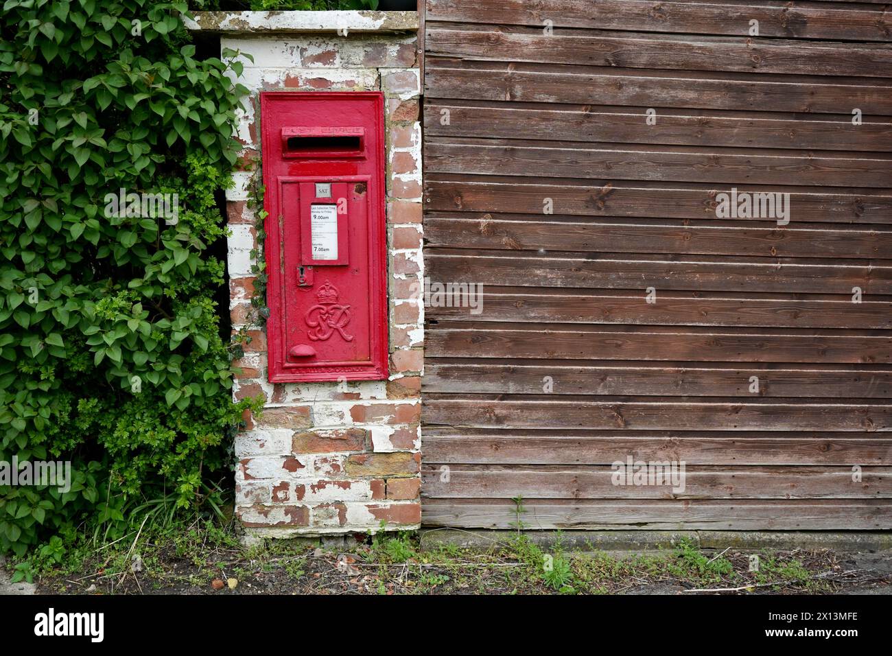 Vintage Red British post box from the reign of King George VI (1936-1952) Stock Photo