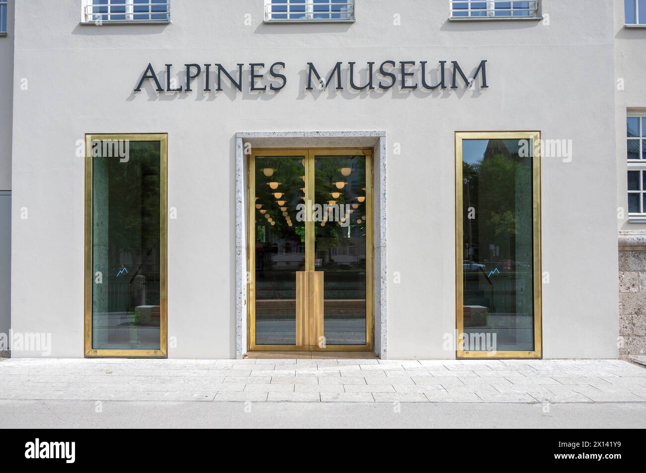 Muenchen, Eingang zum neu renovierten Alpinen Museum auf der ...