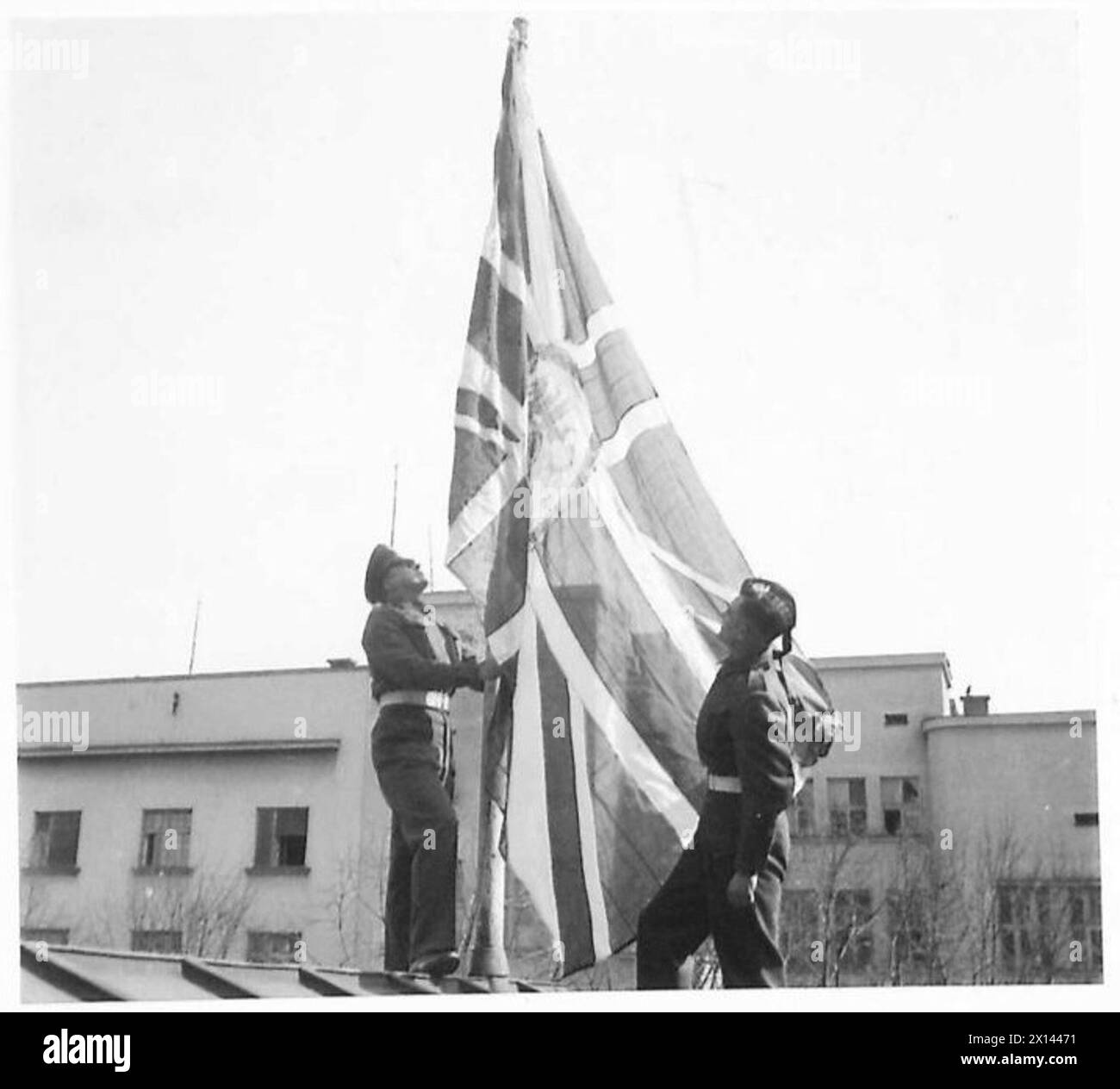 BELGRADE : THE BRITISH EMBASSY STAFF - Gdsmn.W.Jones and Rfn.T. Sleith of Scotland hoist the Union Jack over the Embassy British Army Stock Photo