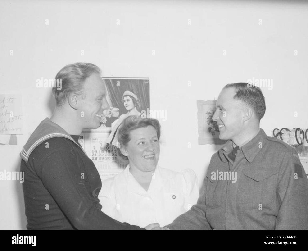 AT THE ROYAL NAVAL TELEGRAPHIST AIR GUNNERS SCHOOL IN CANADA. FEBRUARY 1945, YARMOUTH, NOVA SCOTIA. - Private William Cook, of the Canadian Army, thanks NA1 Walker, of Leeds, and NA1 Irvine, of Maidenhead for their blood donations which may have helped to save his life whilst on active service in Belgium Stock Photo