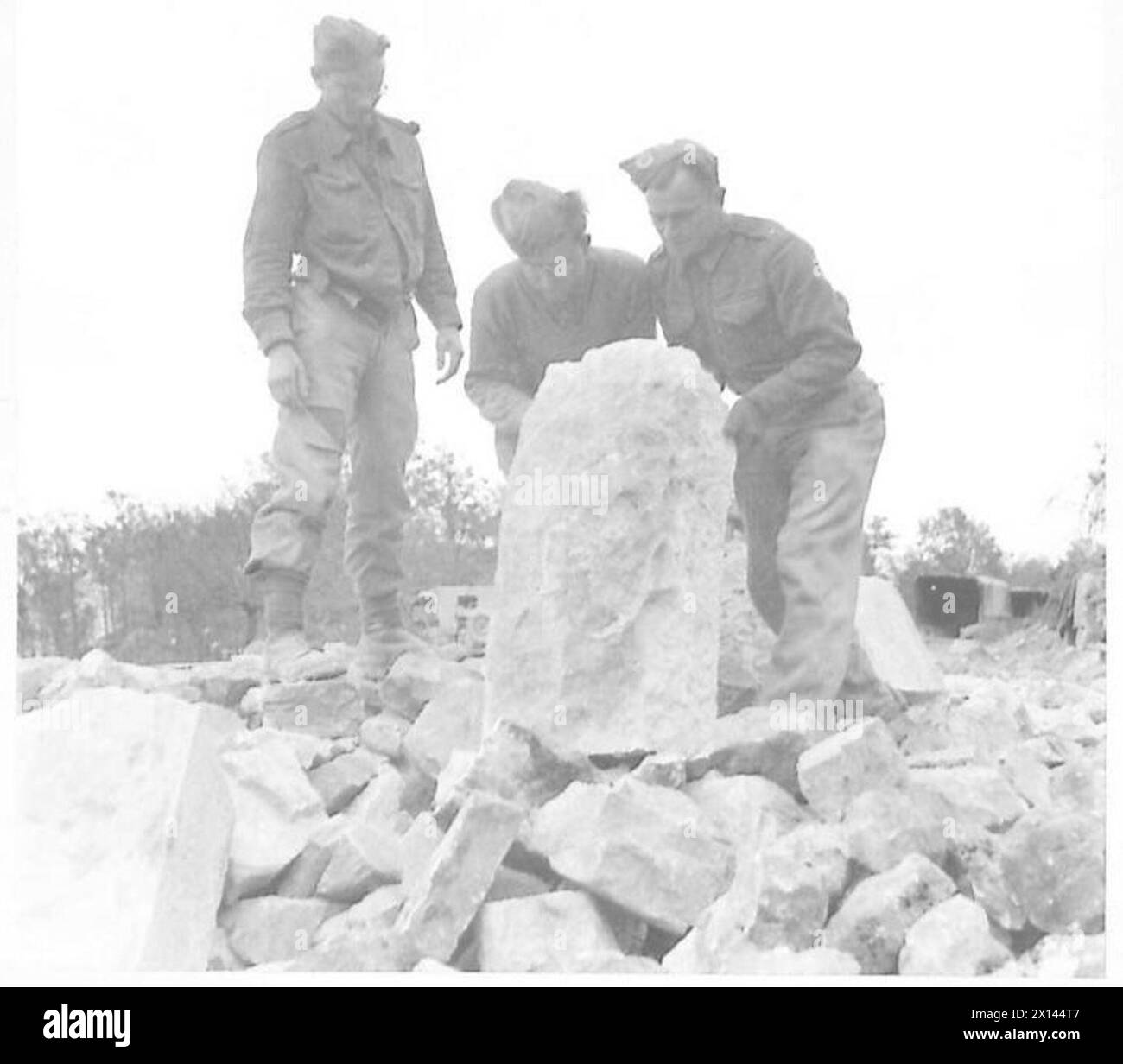 Royal Engineers manually handle massive masonry pieces for road repairs during demolition operations with the Eighth Army in Italy. Stock Photo