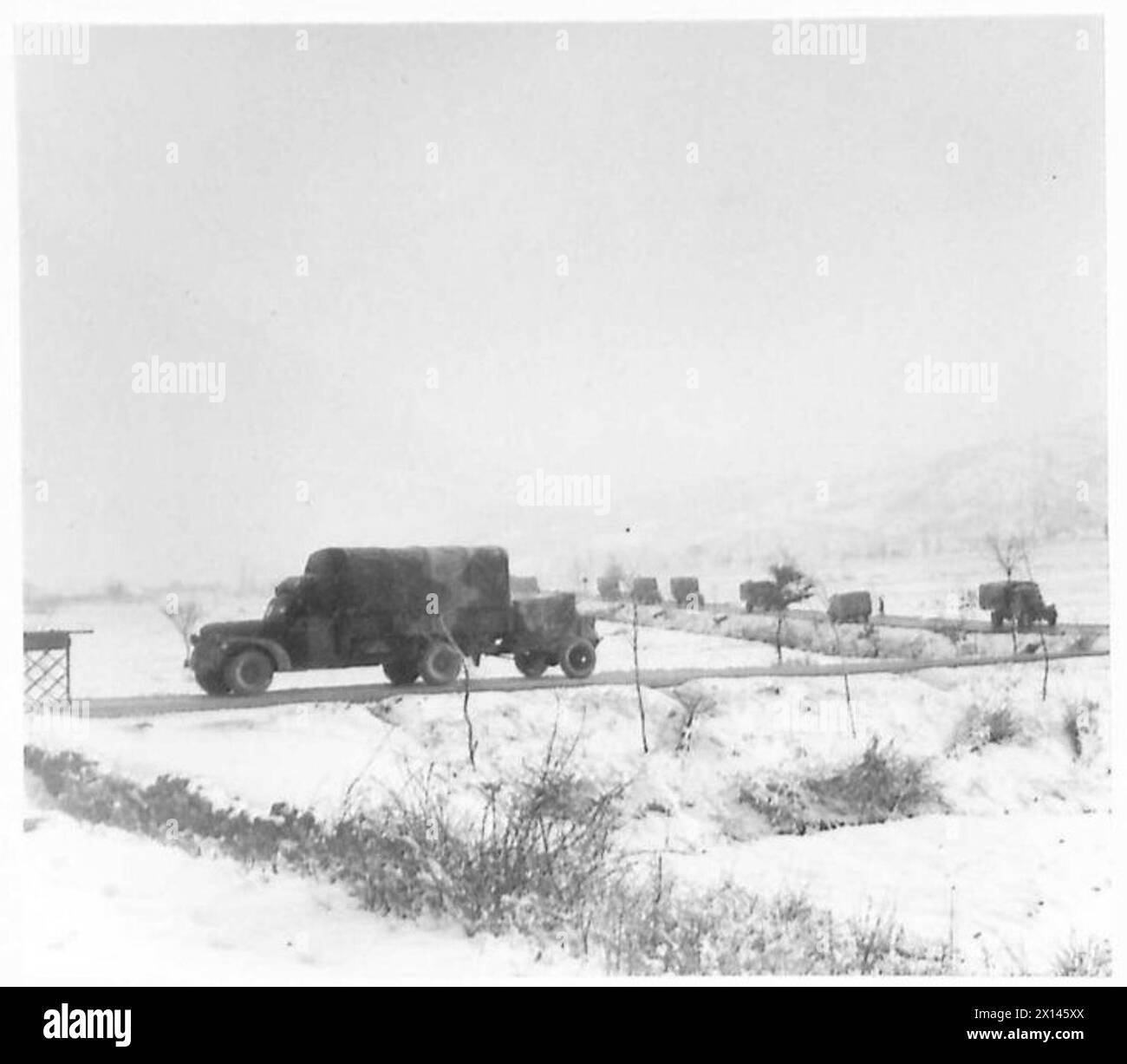 THE POLISH ARMY IN THE ITALIAN CAMPAIGN, 1943-1945 - A convoy of the 3rd Carpathian Rifles Division (2nd Polish Corps) trucks on the move on the Carpinone - Agnone road, 28/29 March 1944 Polish Army, Polish Armed Forces in the West, Polish Corps, II, Polish Armed Forces in the West, Carpathian Rifles Divisior, 3, 8th Army Stock Photo