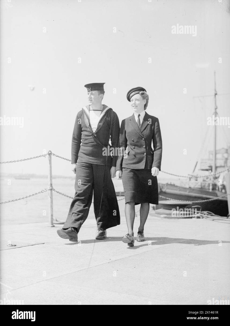 A WREN AND A RATING. 30 JULY 1943, PORTSMOUTH. - A rating of the Senior Service with a Wren rating of the sister service, the WRNS. Uniforms of both services are of navy serge Stock Photo