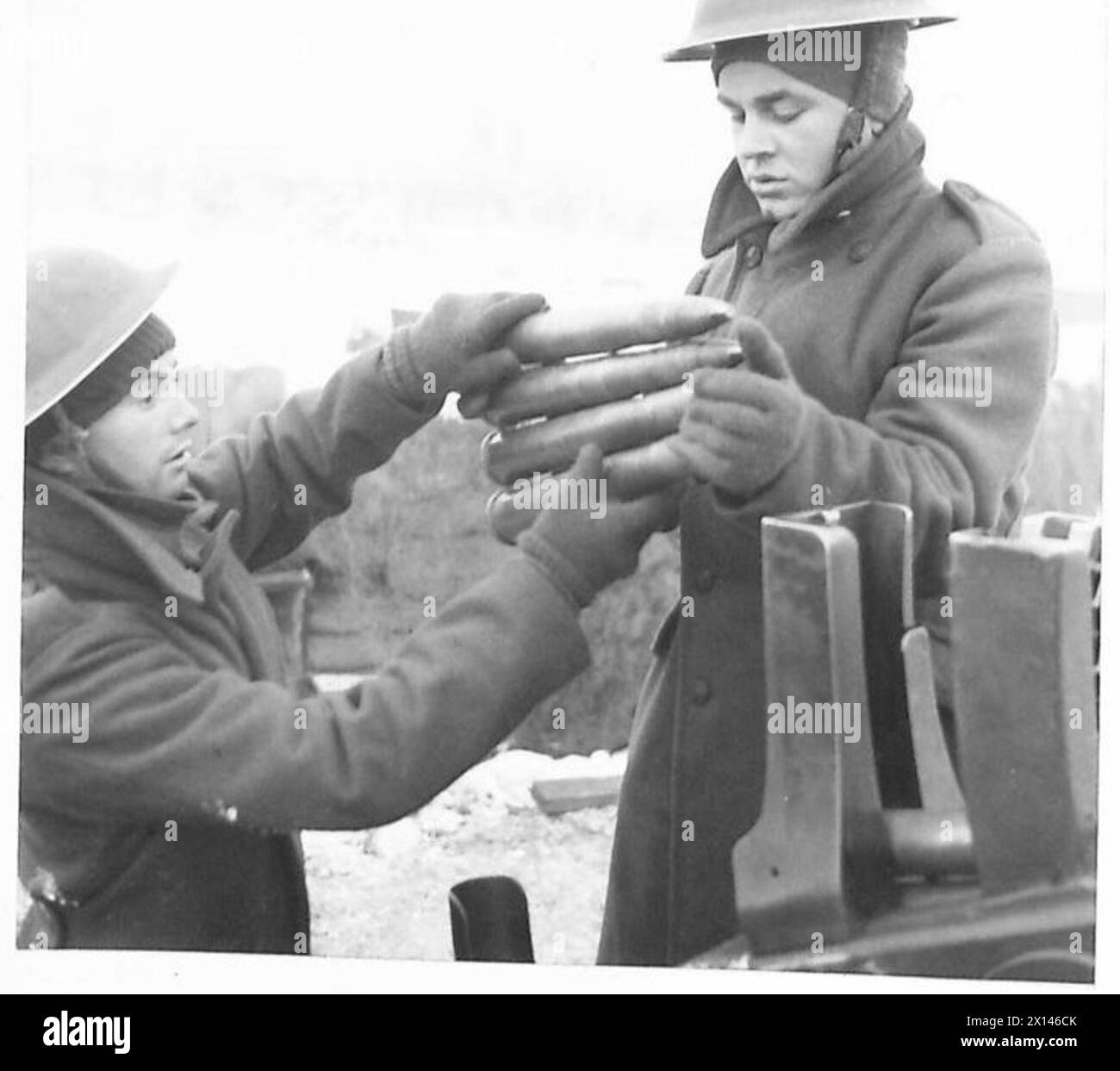 Northern Command Ww2 Members of a Light A.A. Regiment prepare to load a Bofors anti-aircraft ...