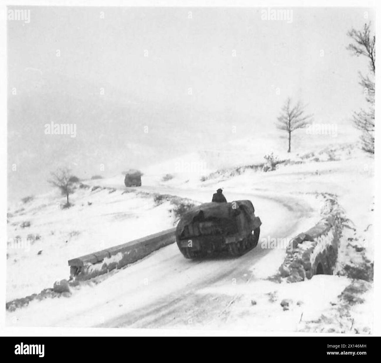 THE POLISH ARMY IN THE ITALIAN CAMPAIGN, 1943-1945 - Universal Carrier of the 3rd Carpathian Rifles Division (2nd Polish Corps) dashes across a bridge on Carpinone - Agnone road during a heavy snowstorm, 25 March 1944 Polish Army, Polish Armed Forces in the West, Polish Corps, II, Polish Armed Forces in the West, Carpathian Rifles Divisior, 3, 8th Army Stock Photo