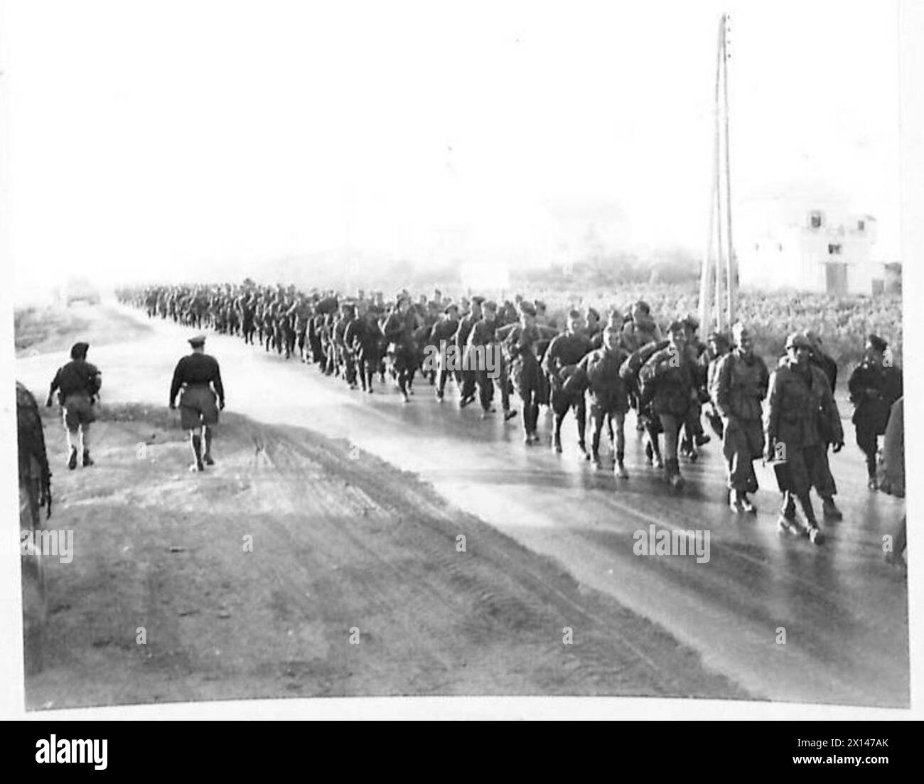 THE GREAT CAPITULATION IN TUNISIA - Some of the hundreds of Italian prisoners marching along the coast British Army Stock Photo
