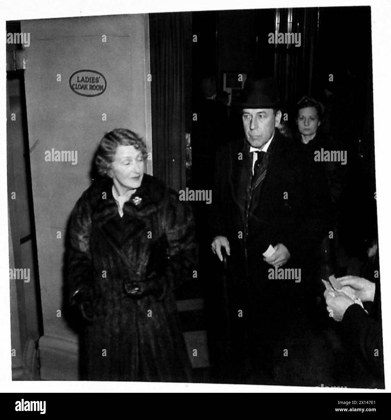 'DESERT HIGHWAY' - AN ARMY SHOW - Sir John Anderson [Chancellor of the Exchequer] and Lady Anderson arriving to see the play British Army Stock Photo