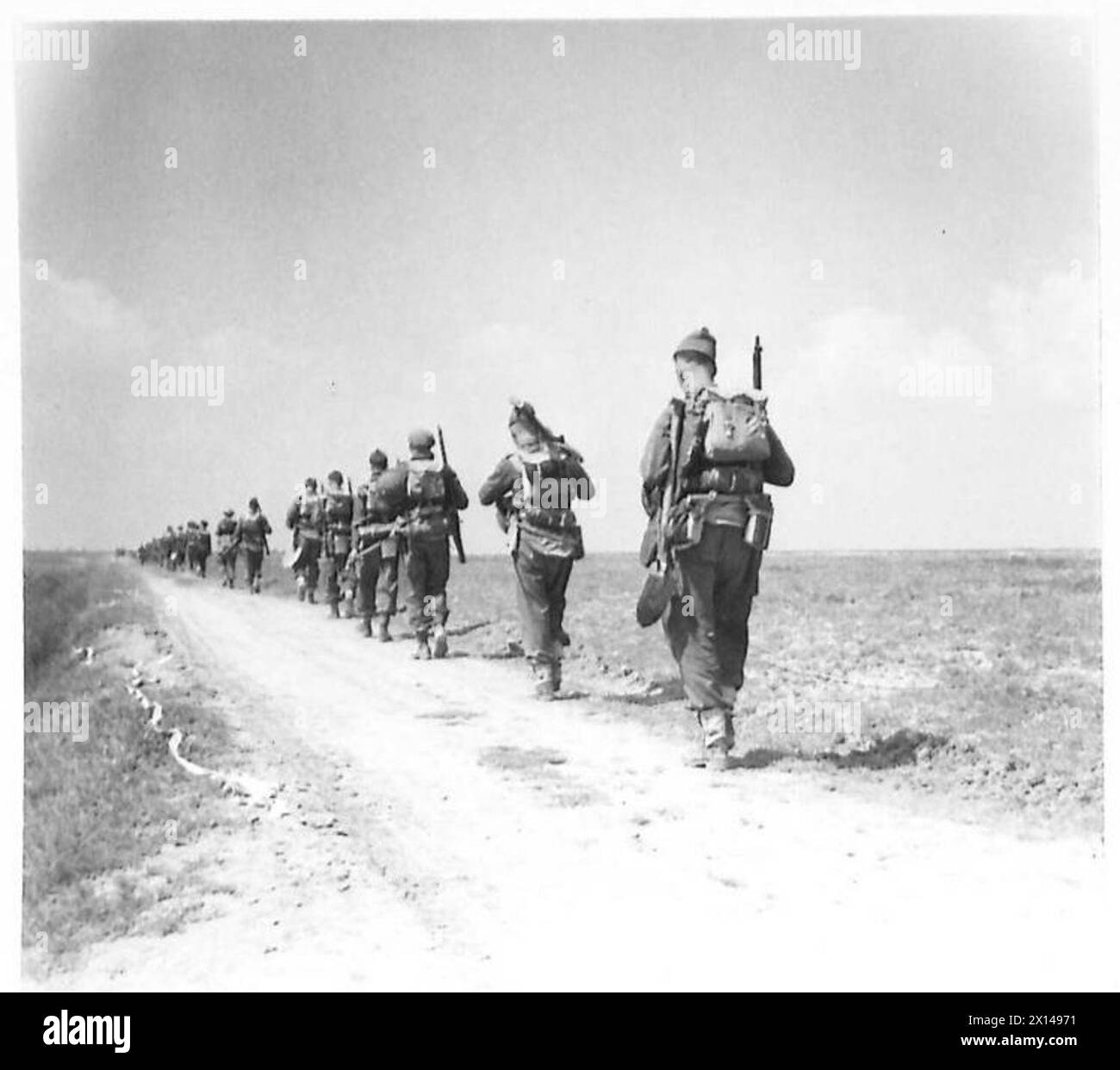 Men of the Coldstream Guards move to join the Commandos in the line as part of Eighth Army operations Stock Photo