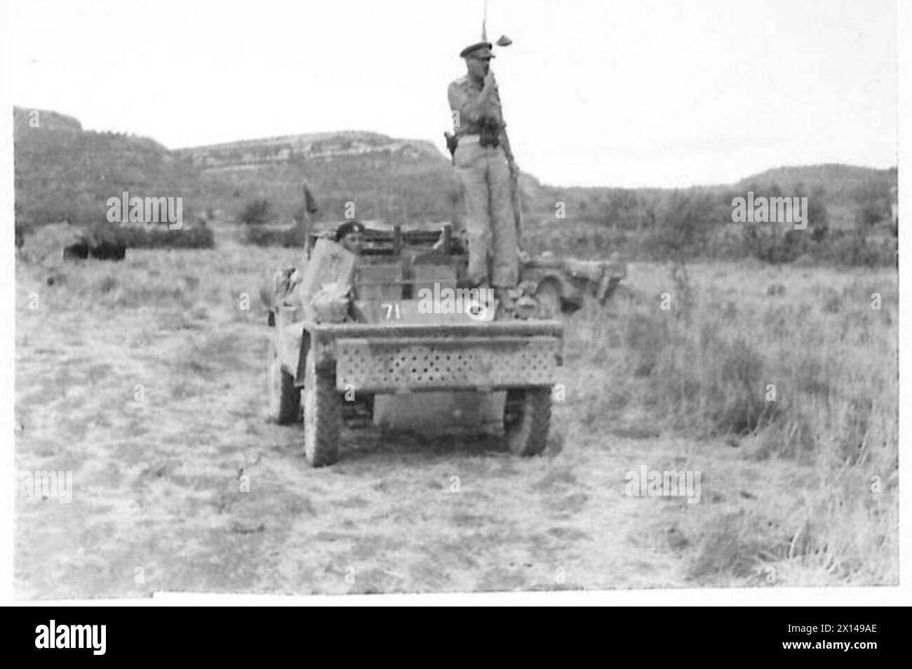 WITH AN ARMOURED BRIGADE IN SICILY - Brigadier J. Curry returns to Brigade HQ for a hurried conference British Army Stock Photo