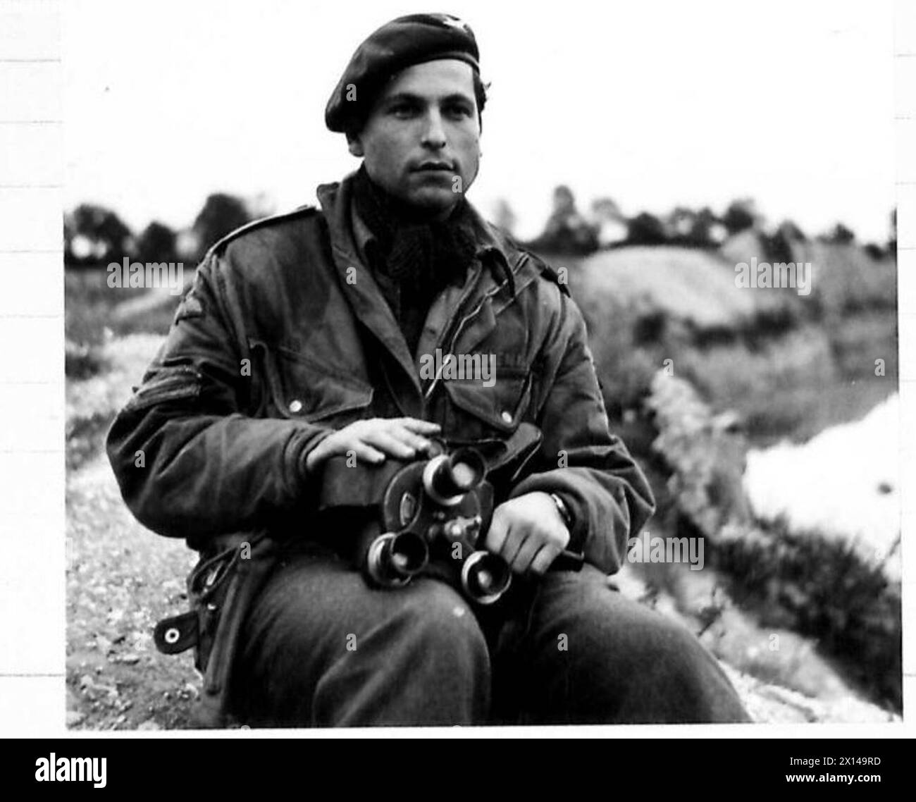 OPERATION 'MARKET GARDEN' - THE BATTLE FOR ARNHEM, SEPTEMBER 1944 - Portrait of Sgt C M Lewis, one of the three Army Film and Photographic Unit Photographers who took the graphic still and cine pictures of the 1st Airborne Division epic fight at Arnhem, taken at the AFPU Centre at Pinewood on the day that they arrived back. Lewis is carrying his cine camera Stock Photo