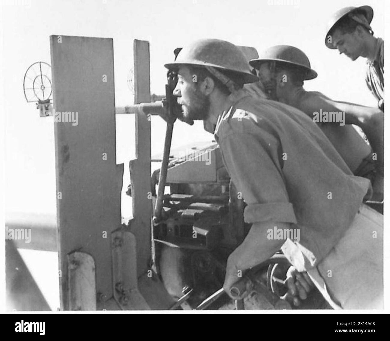 THE MEN WHO CARRY SUPPLIES TO TOBRUK - Sighting a pom-pom gun , British Army Stock Photo