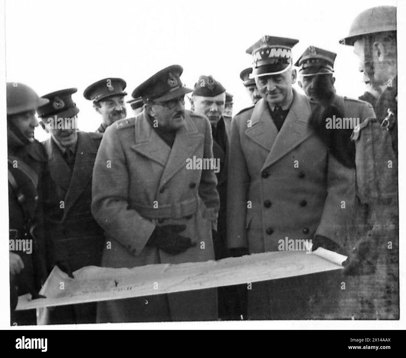 THE POLISH ARMY IN BRITAIN, 1940-1947 - General Alan Brooke, the C-in-C of the Home Forces, and General Władysław Sikorski, the C-in-C of the Polish Armed Forces, inspecting a map of coastal defences locations at Broughty Ferry, 11 December 1940. They are flanked by General Harold Carrington, the Commander of the Scottish Command (second from the left), and General Tadeusz Klimecki, the Chief of the Polish General Staff (second from the right).Photograph taken during General Brooke's visit the 1st Corps units in Dundee area British Army, Scottish Command, Polish Army, Polish Armed Forces in th Stock Photo
