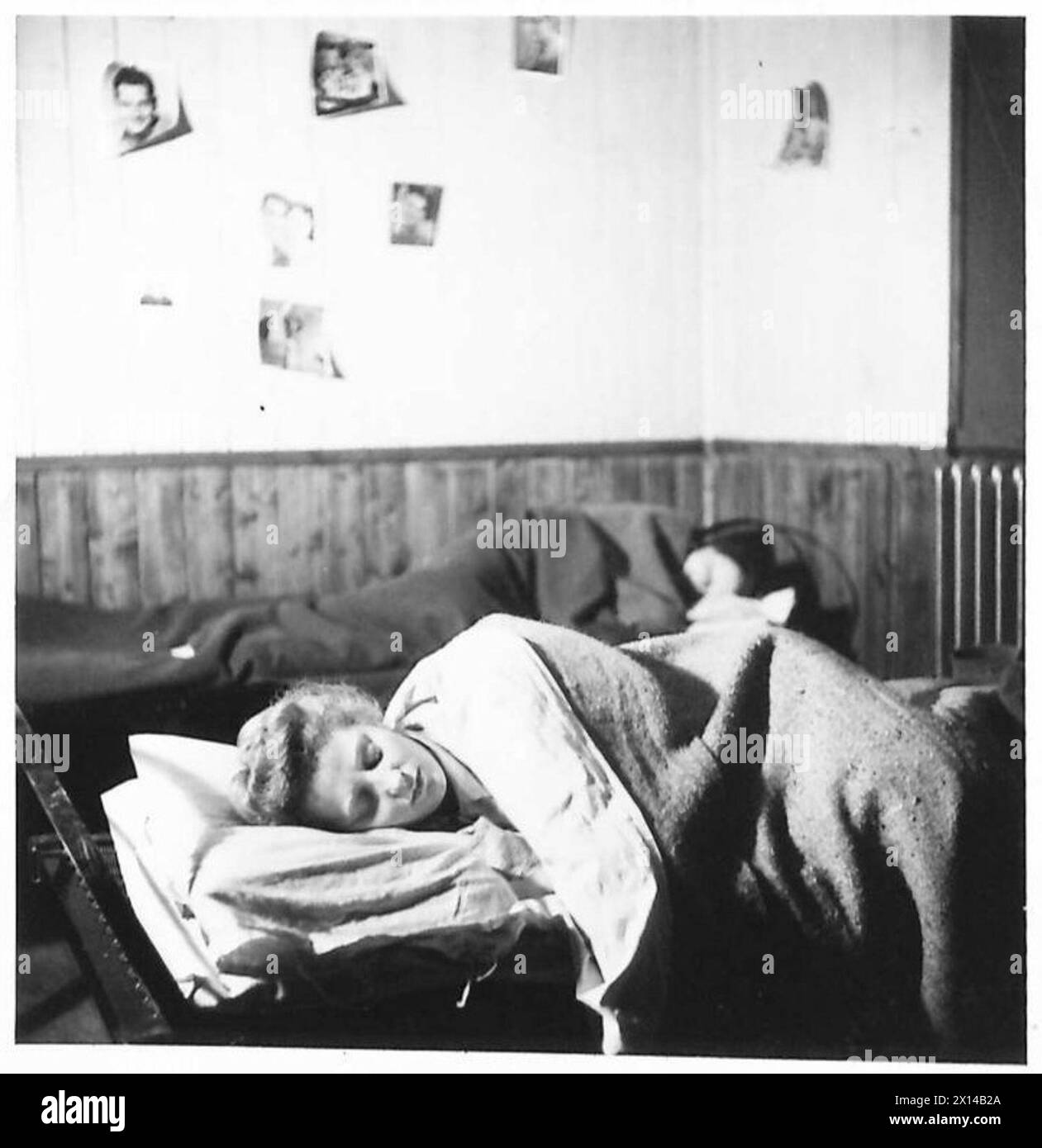 THE ACK-ACK GIRLS - Girls not on night duty (but have to turn out in the advent of a wanring) asleep in their beds British Army Stock Photo