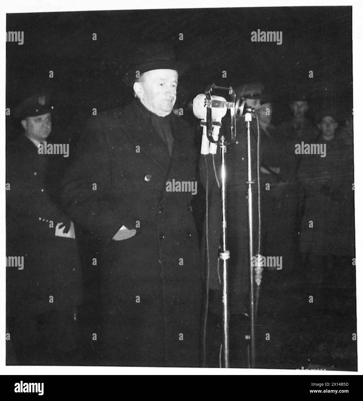 REPATRIATION OF POLISH TROOPS FROM BRITAIN TO POLAND, 1945-1948 - Henryk Strasburger, the Polish Ambassador to Britain, addressing the first contingent of Polish troops who voluntarily decided to return to Poland after the war at Tilbury docks. Many of them would face prosecution at the hands of communist regime for serving alongside the Western Allies. Black and white , Polish Army, Royal Navy, SS Banfora, Strasburger, Henryk Stock Photo