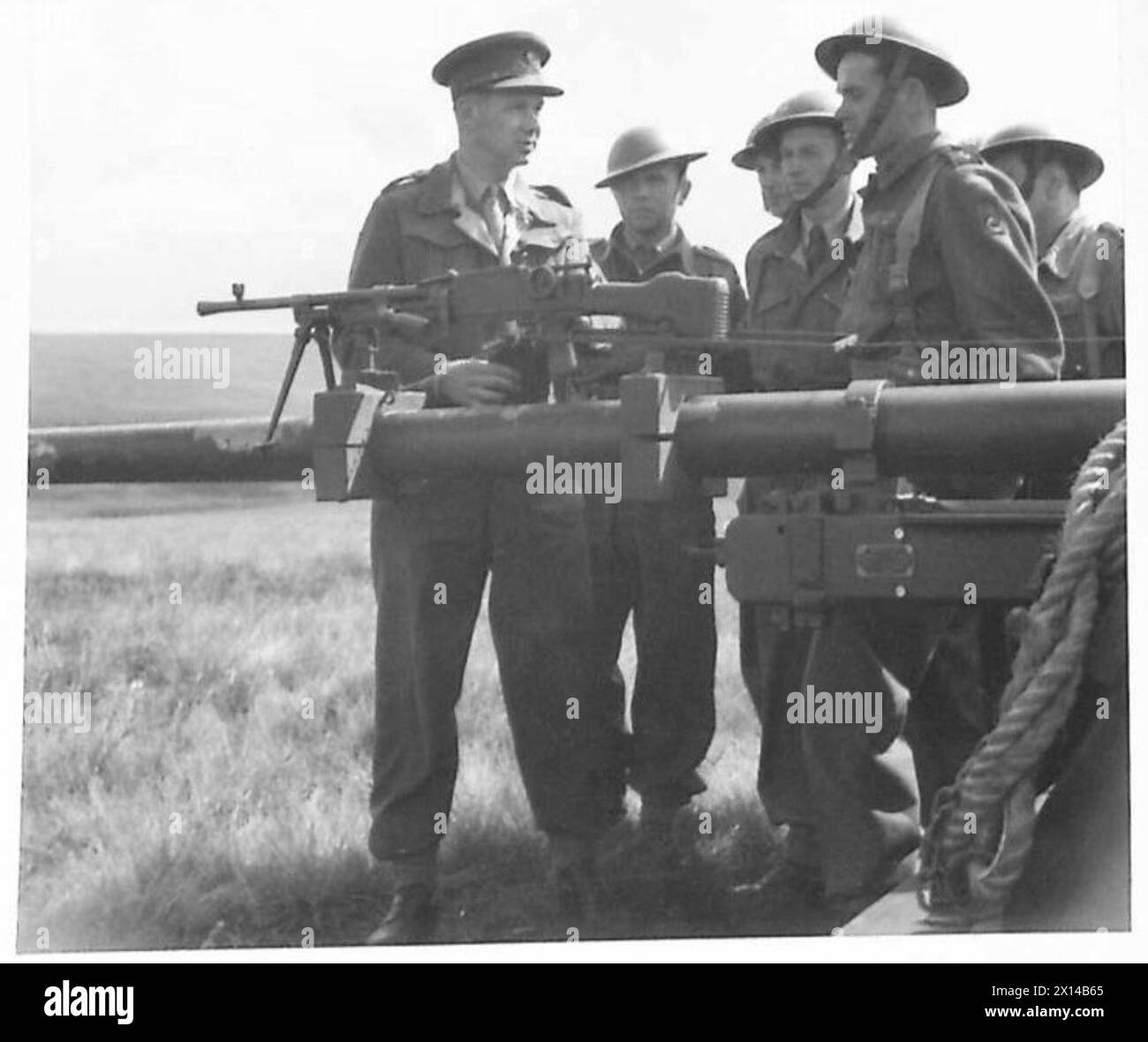 THE POLISH ARMY IN BRITAIN, 1940-1947 - Officer Cadets of the 1st Polish Armoured Division receiving instructions from a British Army instructor on the mechanism of a 17 pounder anti-tank gun. Note a Bren machine gun attached to the gun barrel to be used during trial shots instead of the artillery gun to save expensive shells. Bren gun was activated by a wire tied to a trigger.Photograph taken in the anti-tank Officer Cadet Training Unit (OCTU) somewhere in the Northern Command British Army, Polish Army, Northern Command, Polish Armed Forces in the West, 1st Armoured Division Stock Photo
