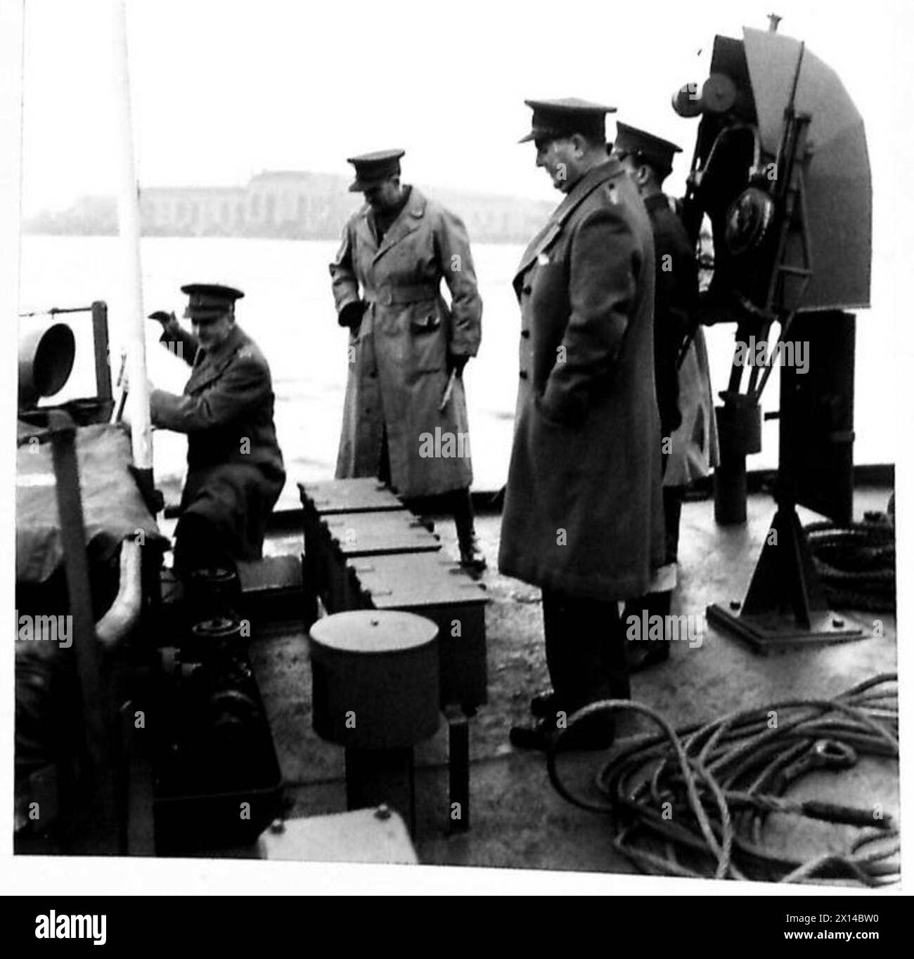 QUARTERMASTER GENERAL AND STAFF VISIT T.PIER WOOLWICH ARSENAL - Major General Kerr; Colonel Sir Francis Featherstone Godley and Lieutenant Colonel Dodd, OBE, on the deck of the M.O.B.S British Army Stock Photo