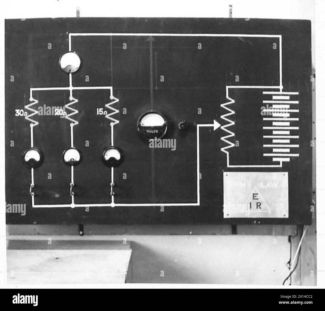 SIGNALS TRAINING CENTRE EQUIPMENT O.H.M.S. Law demonstration British