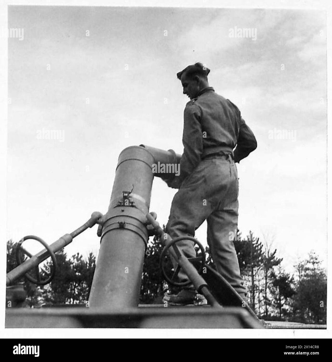 FLAME MORTAR - The 9.75-inch Flame Mortar is loaded with a phosphorus bomb British Army Stock Photo