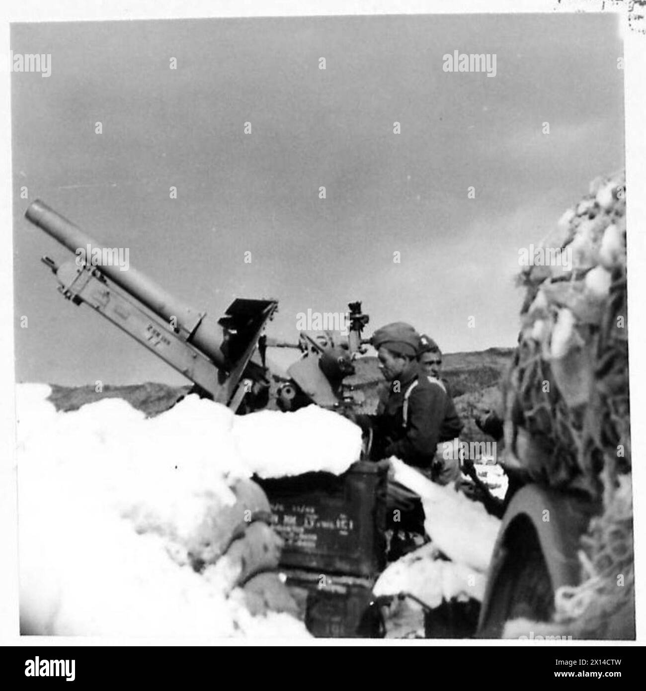 THE POLISH ARMY IN THE ITALIAN CAMPAIGN, 1943-1945 - Gunners of the 2nd Battery, 1st Carpathian Light Artillery Regiment (3rd Carpathian Rifles Division, 2nd Polish Corps)manning a Ordnance QF 25 pounder gun in Rionero in Vulture area, 10 February 1944 Polish Army, Polish Armed Forces in the West, Polish Corps, II, Polish Armed Forces in the West, Carpathian Rifles Divisior, 3, Polish Armed Forces in the West, 2nd Corps, 3rd Carpathian Rifles Division, 1st Carpathian Light Artillery Regiment Stock Photo