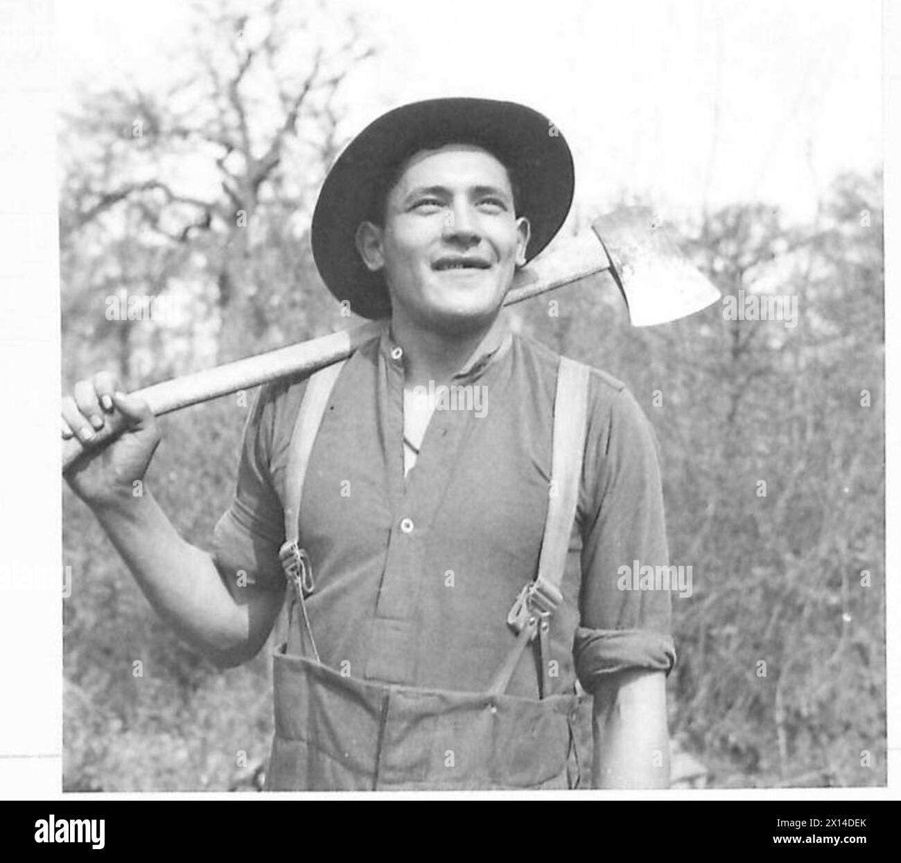NEW ZEALAND BUSHMEN AT WORK - Sapper E. Edmonds, a 21 year old Maori, who has been working in the bush since he was 13 years old British Army Stock Photo