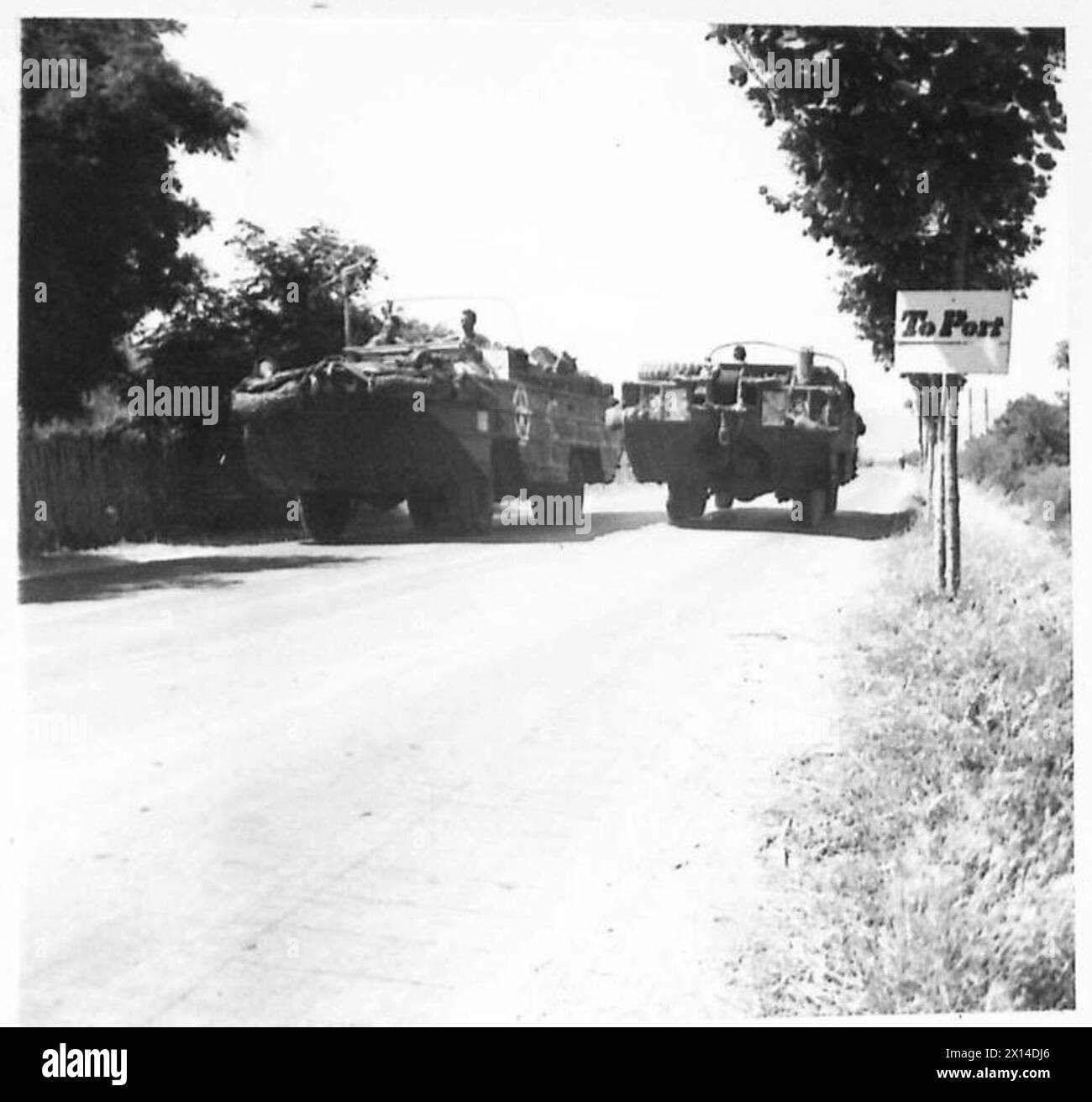 ITALY : LINES OF COMMUNICATIONS - A loaded Dukw on its way to D.I.D. passes an empty Dukw returning to the docks for another load British Army Stock Photo